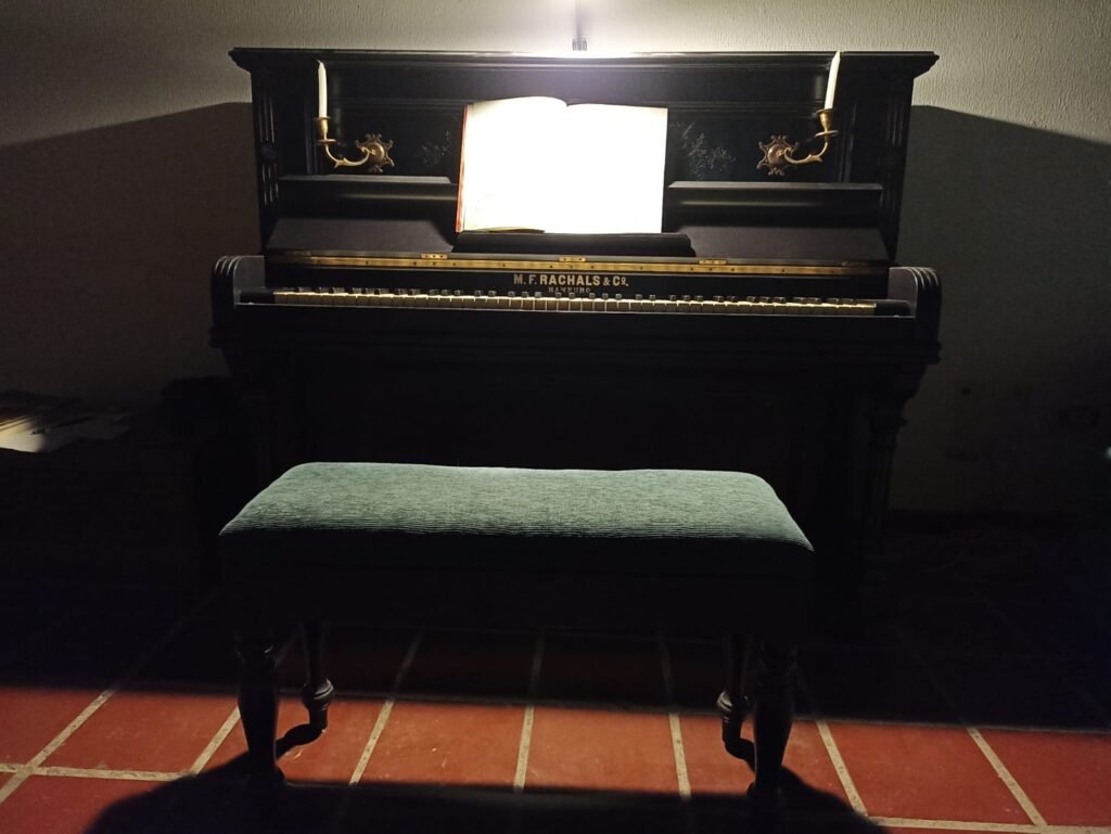 piano con partitura